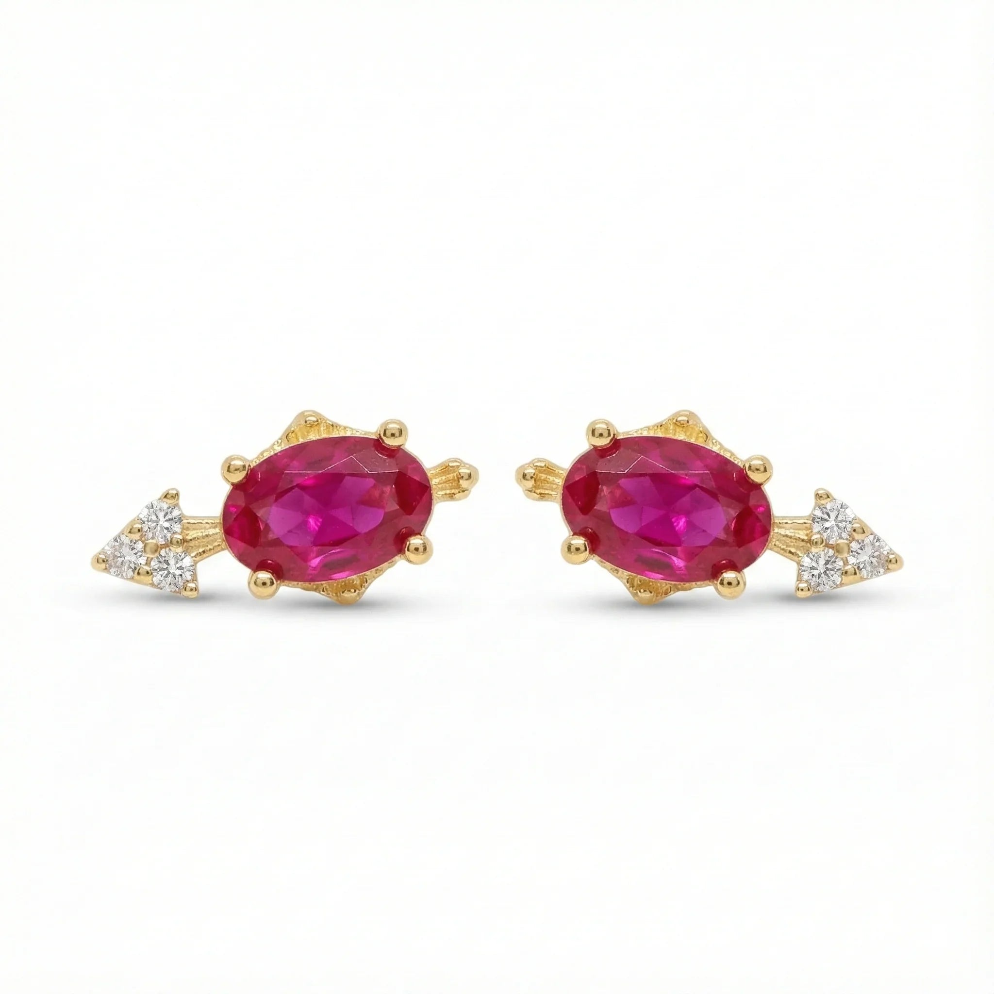 Paires de puces d'oreilles dorées serties d'une pierre centrale rouge (style rubis) taille ovale et d'un trio de petits zircons latéraux